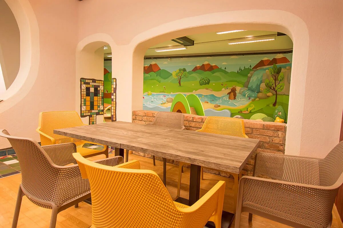 Riesenrutsche im Indoor-Spielplatz