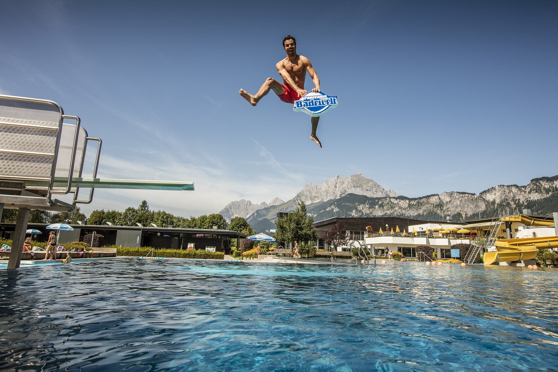 Sprung ins Becken der Badewelt