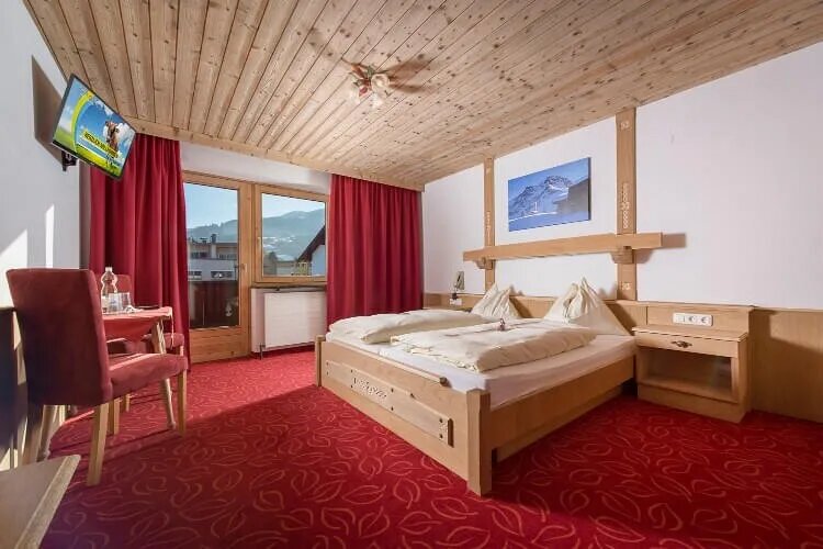 Spatzennest — kompaktes Doppelzimmer mit Balkon und Bergblick