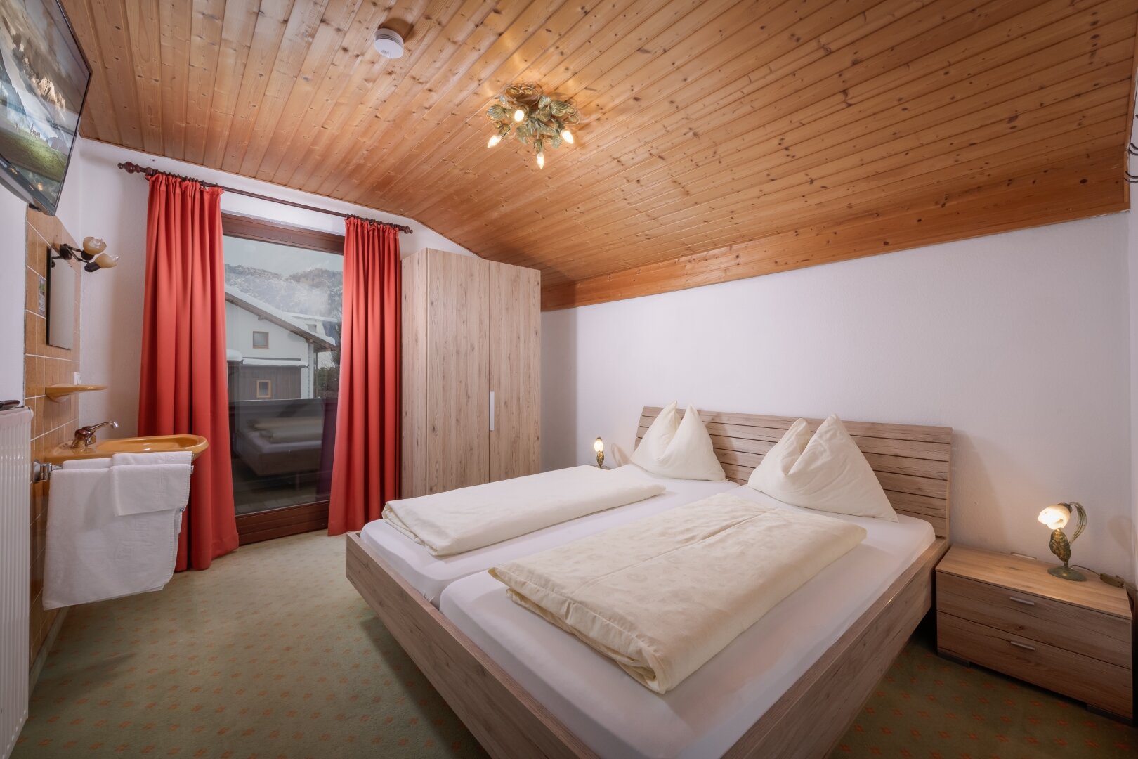 Storchennest — Familien-Appartement mit eigener Küche in der Alpenvilla Central